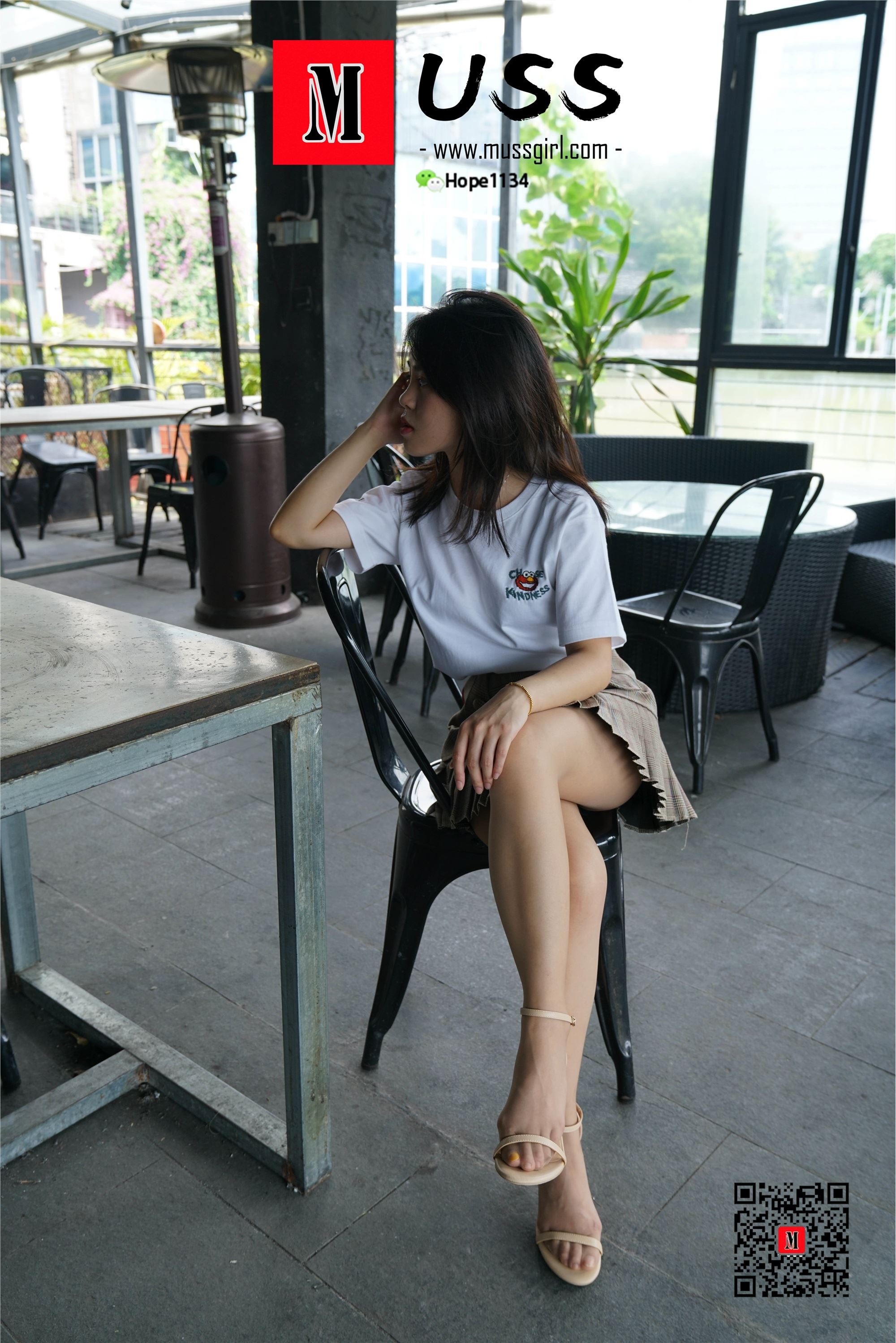 MussGirl慕丝女郎  NO.008 拍过模特的美足，那化妆师璐璐的呢？